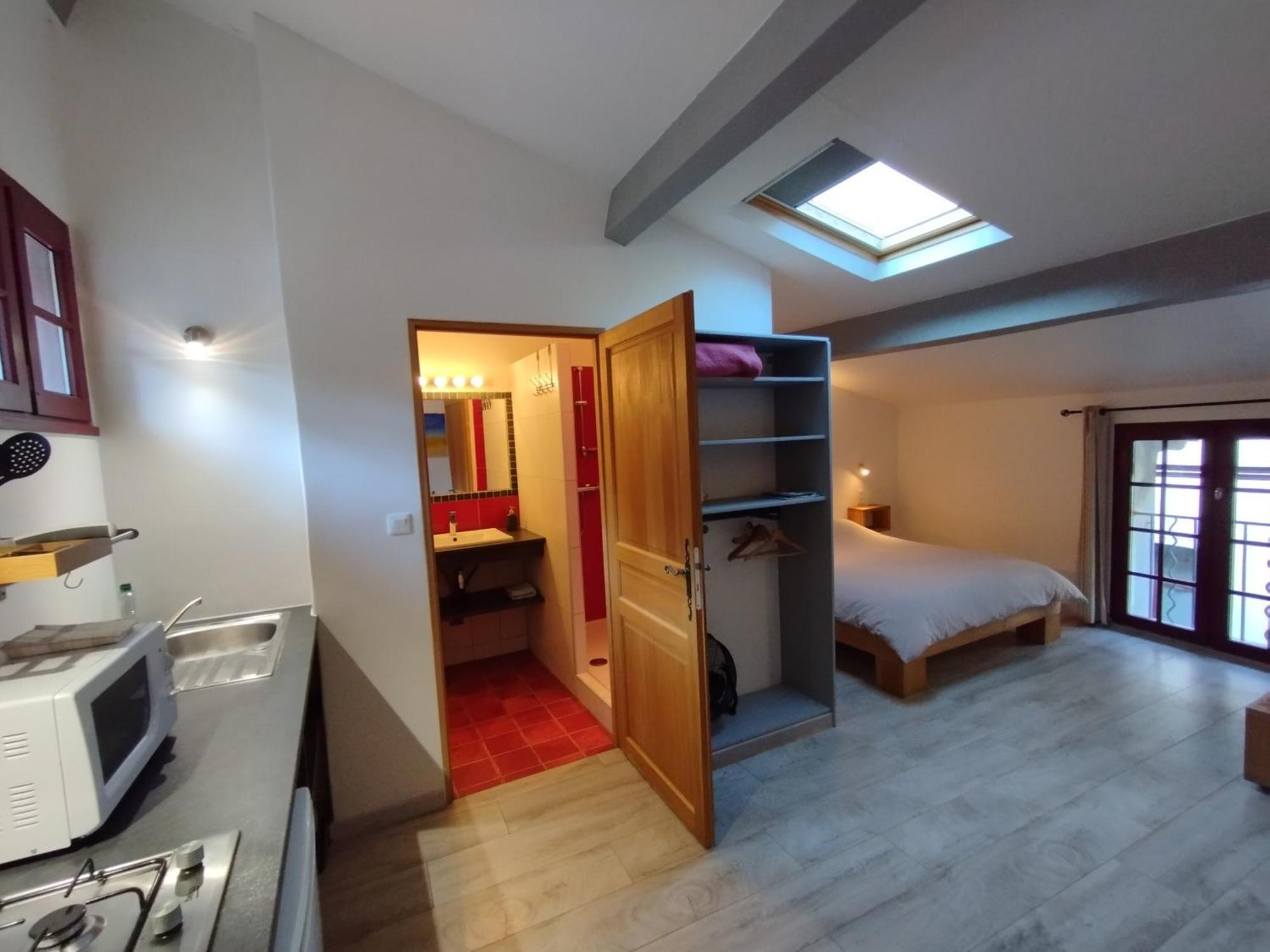 Les Studios De St Guilhem Сен-Гийём-ле-Дезер Экстерьер фото
