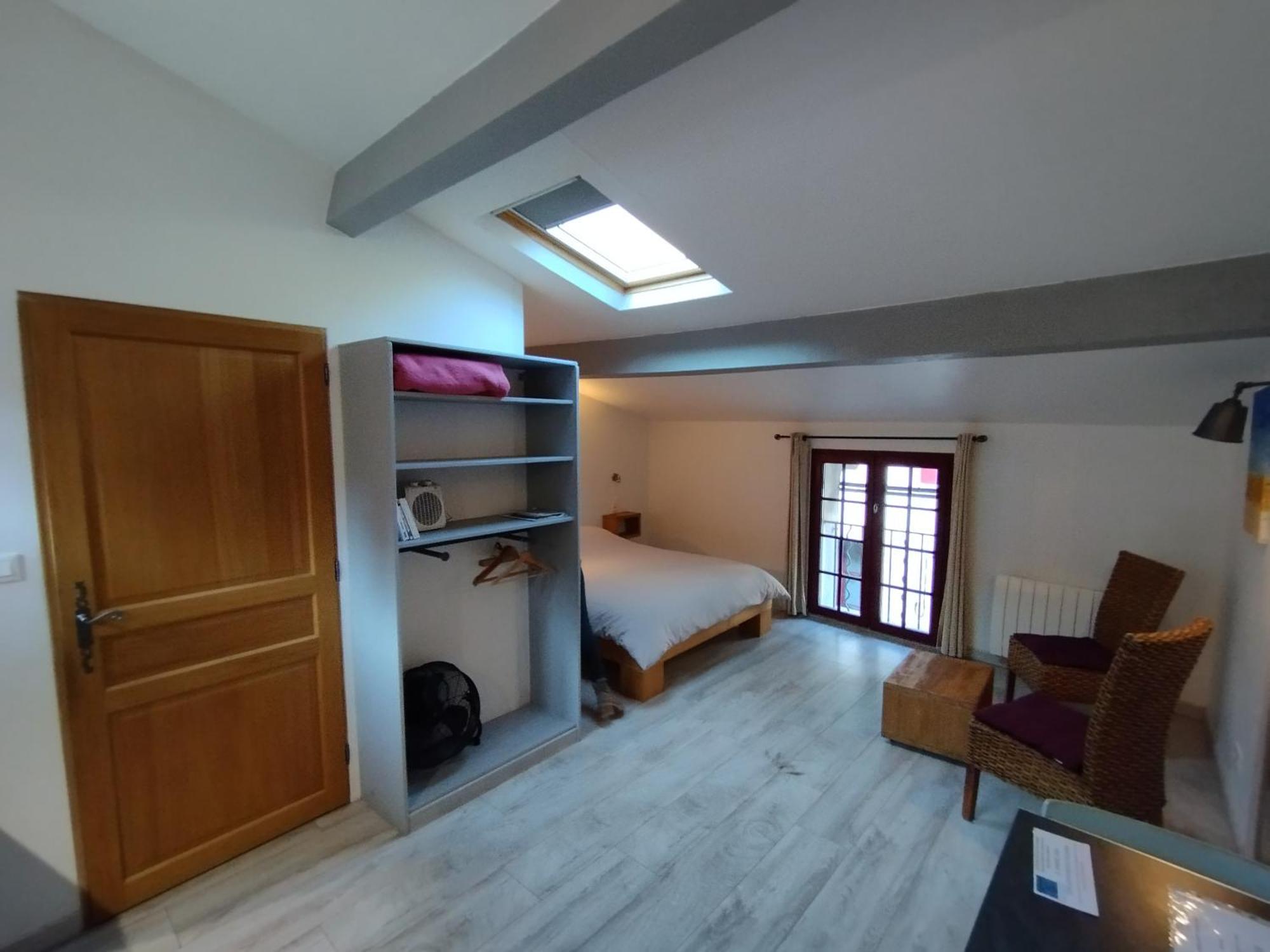 Les Studios De St Guilhem Сен-Гийём-ле-Дезер Экстерьер фото