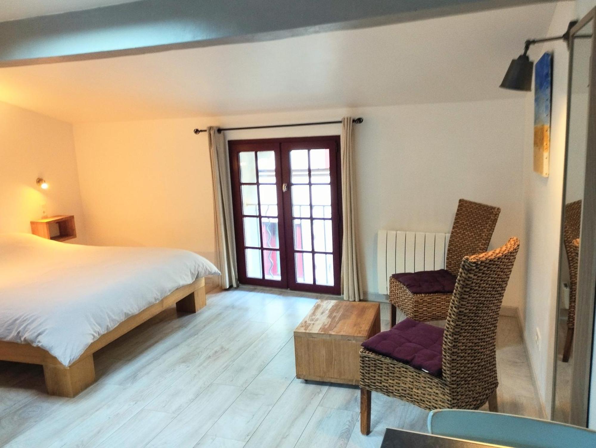 Les Studios De St Guilhem Сен-Гийём-ле-Дезер Экстерьер фото